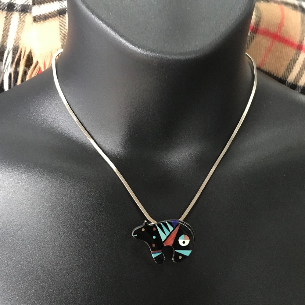 Hallmarked Navajo micro-inlay bear pendant / pin turquoise, sterling - Picture 5 of 6